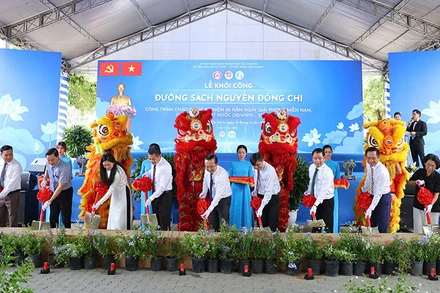 Các đại biểu thực hiện nghi thức khởi công xây dựng Đường sách Nguyễn Đổng Chi, Quận 7, Thành phố Hồ Chí Minh. (Ảnh: M.H).