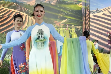 Biểu diễn thời trang áo dài trong chương trình Lễ hội Áo dài Thành phố Hồ Chí Minh 2023.