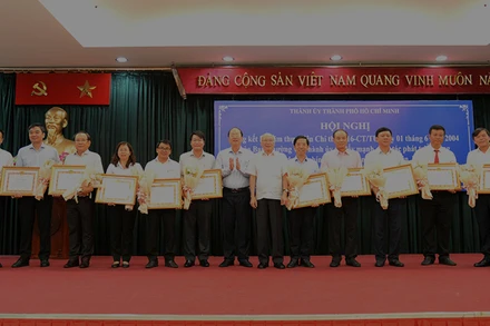 Trao Bằng khen của Ban Thường vụ Thành ủy cho 9 tập thể, 2 cá nhân có thành tích tiêu biểu trong công tác phát triển đảng và đào tạo, bồi dưỡng chính trị cho đội ngũ phóng viên, biên tập viên.