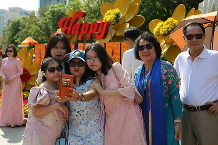 Khách vui xuân tại Đường hoa Nguyễn Huệ Tết Ất Tỵ 2025. (Ảnh: Thế Anh)