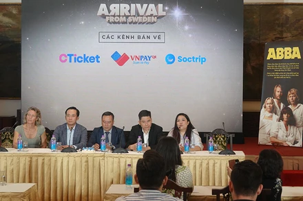 Ban tổ chức chương trình trả lời câu hỏi của phóng viên tại buổi họp báo.