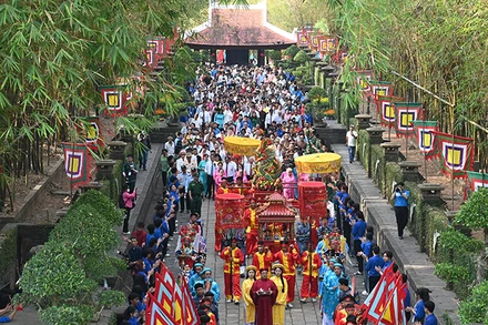 Diễu hành đón rước Lễ tại Đền Tưởng niệm các Vua Hùng, Công viên Lịch sử-Văn hóa Dân tộc. (Ảnh: QUỐC THANH).