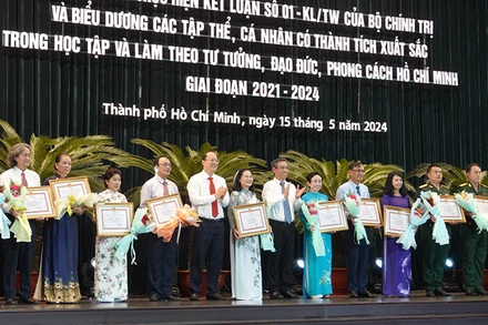 Biểu dương các cá nhân đã có thành tích xuất sắc trong học tập và làm theo tư tưởng, đạo đức, phong cách Hồ Chí Minh.