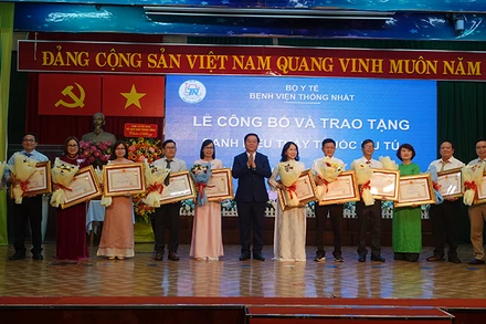 Đồng chí Nguyễn Trọng Nghĩa, Trưởng Ban Tuyên giáo và Dân vận Trung ương trao tặng danh hiệu Thầy thuốc Ưu tú cho các bác sĩ, điều dưỡng của Bệnh viện Thống Nhất.