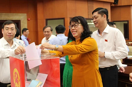 Các đại biểu bỏ phiếu tín nhiệm.