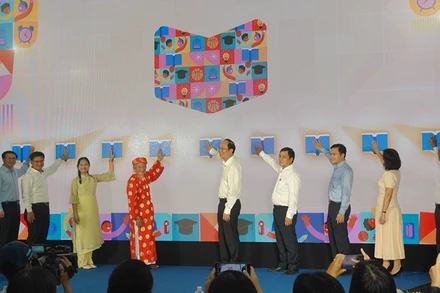 Các đại biểu thực hiện nghi thức khai mạc Hội Sách thiếu nhi Thành phố Hồ Chí Minh lần V - năm 2024.