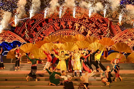 Nghệ sĩ Ưu tú Phạm Thế Vĩ, ca sĩ Thanh Nguyên trong tiết mục mở màn chương trình.