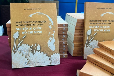 Bìa cuốn sách “Nghệ thuật tuyên truyền trong văn chính luận Nguyễn Ái Quốc-Hồ Chí Minh”.