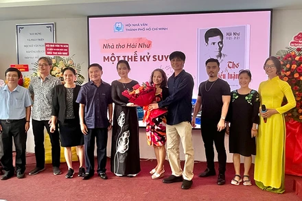 Đại diện gia đình nhà thơ Hải Như tặng hoa cho Hội Nhà văn Thành phố Hồ Chí Minh.