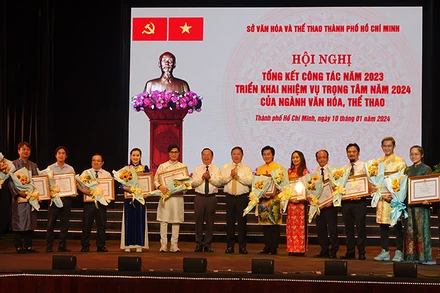 Trao Bằng khen của Ủy ban nhân dân Thành phố Hồ Chí Minh cho các cá nhân có thành tích xuất sắc trong năm 2023.