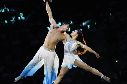 Tiết mục đu dây đôi "Khoảnh khắc tình yêu" do Hiển Phước và Thanh Hoa biểu diễn. (Ảnh: facebook Lê Diễn).