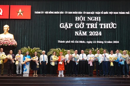 Lãnh đạo Thành phố Hồ Chí Minh tri ân và chúc mừng các đại biểu trí thức là Anh hùng Lực lượng vũ trang nhân dân, Nhà giáo nhân dân, Thầy thuốc nhân dân, Nghệ sĩ nhân dân, Nhà nghiên cứu.