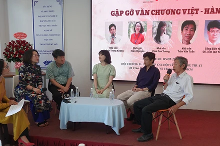 Các diễn giả phát biểu ý kiến tại chương trình.