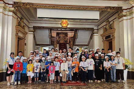 Các em tham quan trụ sở Hội đồng nhân dân-Ủy ban nhân dân Thành phố Hồ Chí Minh.