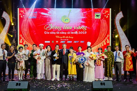 Các đại biểu, hội đồng giám khảo chúc mừng các thí sinh đoạt giải.