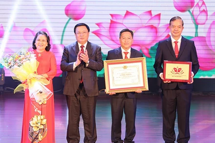 Đồng chí Nguyễn Xuân Thắng, Giám đốc Học viện Chính trị Quốc Gia Hồ Chí Minh, Chủ tịch Hội đồng Lý luận Trung ương trao Bằng công nhận cho lãnh đạo Học viện Cán bộ Thành phố.