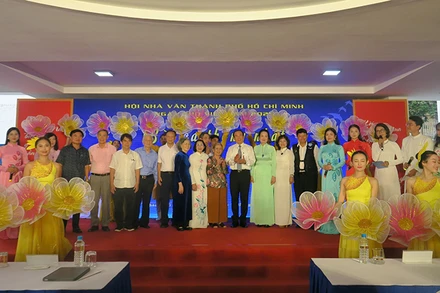 Đồng chí Nguyễn Văn Nên, Ủy viên Bộ Chính trị, Bí thư Thành ủy Thành phố Hồ Chí Minh chụp ảnh lưu niệm với các đại biểu, nhà thơ, nhà văn trong chương trình.