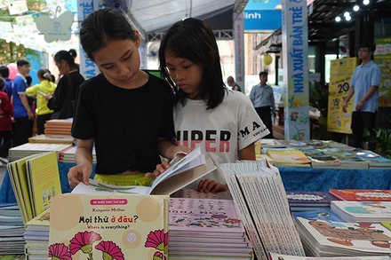 Độc giả nhí tìm sách thiếu nhi tại Hội Sách thiếu nhi Thành phố Hồ Chí Minh năm 2023.