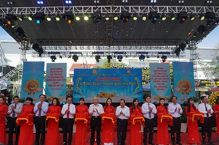 Các đại biểu cắt băng khánh thành Đường sách thành phố Thủ Đức.