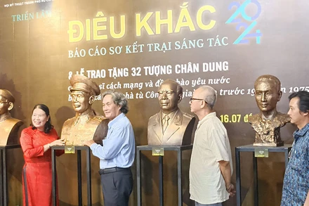 Hội Mỹ thuật Thành phố Hồ Chí Minh trao tặng 32 tượng chân dung chiến sĩ cách mạng cho Bảo tàng Côn Đảo.