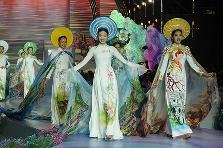 Các người mẫu trình diễn áo dài trong chương trình khai mạc.