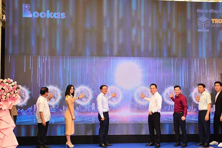 Các đại biểu thực hiện nghi thức ra mắt ứng dụng Sách nói Bookas.