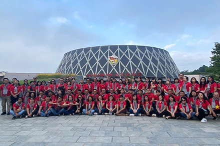 Đoàn cán bộ tuyên giáo, báo chí, xuất bản Thành phố Hồ Chí Minh thăm Bảo tàng Chiến thắng lịch sử Điện Biên Phủ. (Ảnh Ban tổ chức cung cấp).