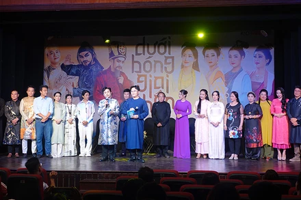 Ê-kíp thực hiện dự án Dưới bóng giai nhân.