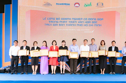 Tuyên dương các doanh nghiệp có văn hóa đọc tốt năm 2024.