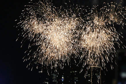 Bắn pháo hoa tầm cao tại khu vực hầm sông Sài Gòn vào dịp Tết Dương lịch 2025. (Ảnh: Thế Anh).