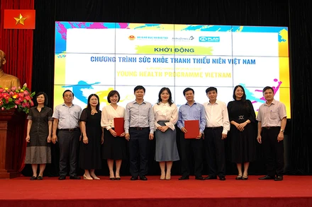 Các đại biểu chụp ảnh lưu niệm trong buổi khởi động chương trình. (Ảnh AstraZeneca).