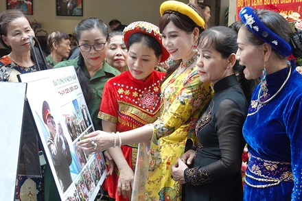 Khách tham quan triển lãm ảnh trong sáng 4/5.