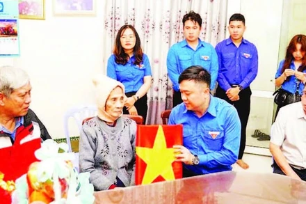  Trao tặng di ảnh cho gia đình thân nhân liệt sĩ.