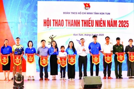 Tặng cờ lưu niệm cho các đoàn tham dự.