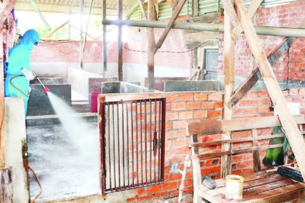  Cán bộ thú y tỉnh Đắk Lắk phun hóa chất khử trùng, tiêu độc chuồng trại chăn nuôi lợn.