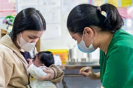[Video] Tăng cường vận động tiêm vaccine đầy đủ cho trẻ em