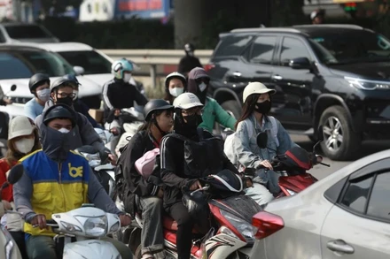 [Video] Hà Nội: Ùn tắc kéo dài, bến xe quá tải ngày đầu nghỉ lễ 30/4 - 1/5