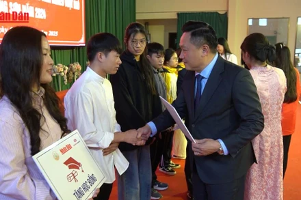 [Video] Báo Nhân Dân trao học bổng cho sinh viên nghèo vượt khó