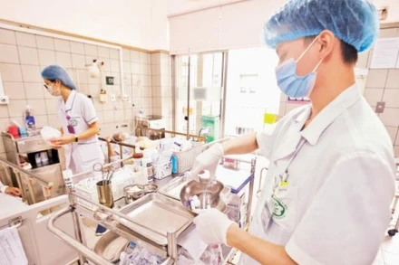 [Video] Đề xuất tăng phụ cấp, cải thiện thu nhập cho nhân viên y tế công lập