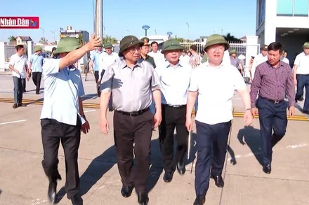 Thủ tướng khảo sát thực địa sân bay Vinh để có phương án mở rộng