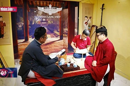 Câu chuyện văn hóa: Tạo sức sống mới cho cổ phục Việt