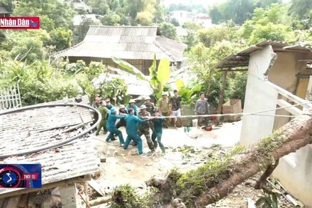 Yên Bái: Nhiều nhà dân bị thiệt hại do mưa to kèm dông lốc