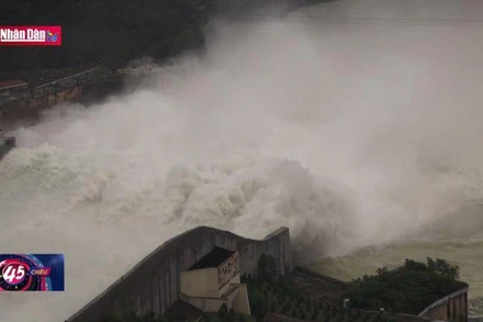 Mở cửa xả đáy hồ Hòa Bình