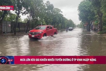 Mưa lớn kéo dài khiến nhiều tuyến đường ở TP Vinh ngập nặng