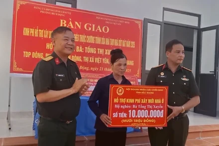 [Video] Bàn giao nhà tình nghĩa cho bà Tống Thị Xuyến