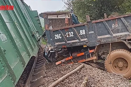 [Video] Hà Tĩnh: Tàu hàng lật ngang khi va chạm với xe tải