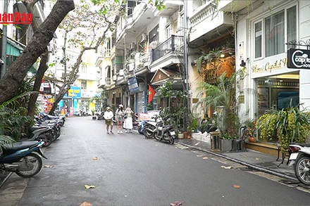 [Video] Ngày đầu thí điểm hạn chế ô-tô trên 16 chỗ vào phố cổ