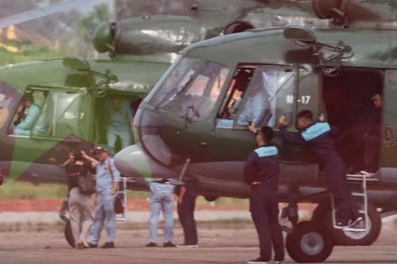 Tổng duyệt diễu binh 30/4: Trực thăng kéo cờ Tổ quốc bay qua lễ đài