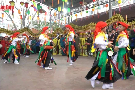 [Video] Lễ hội làng Chuông - "Giữ lửa" làng nghề truyền thống