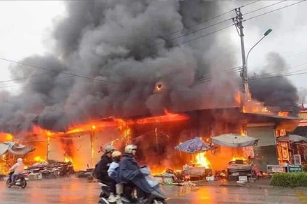 [Video] Tuyên Quang: Cháy lớn chợ Trung Môn